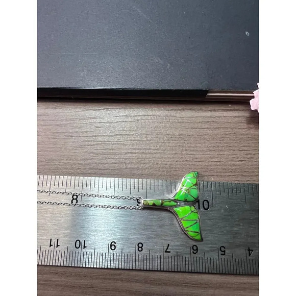 Green Mojave turquoise sterling silver whale tail pendant with chain - Picture 3 of 10